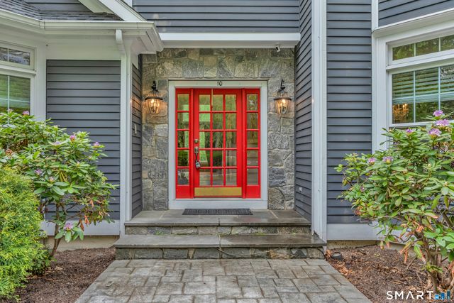 10 Arthurs Court, Newtown, CT 06470