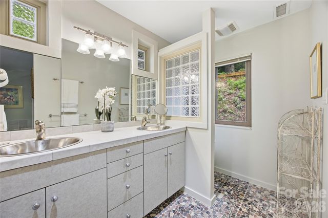 2724 Huntingtowne Farms Lane, Charlotte, NC 28210