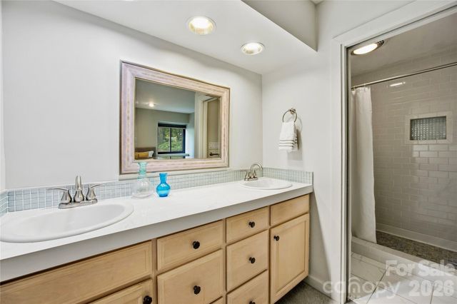 2724 Huntingtowne Farms Lane, Charlotte, NC 28210