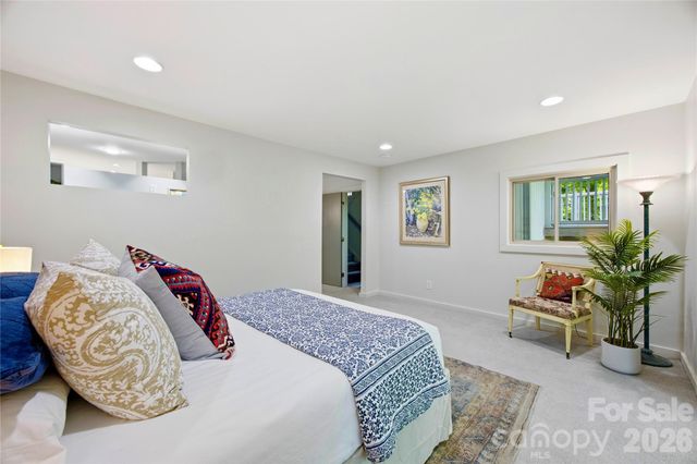 2724 Huntingtowne Farms Lane, Charlotte, NC 28210