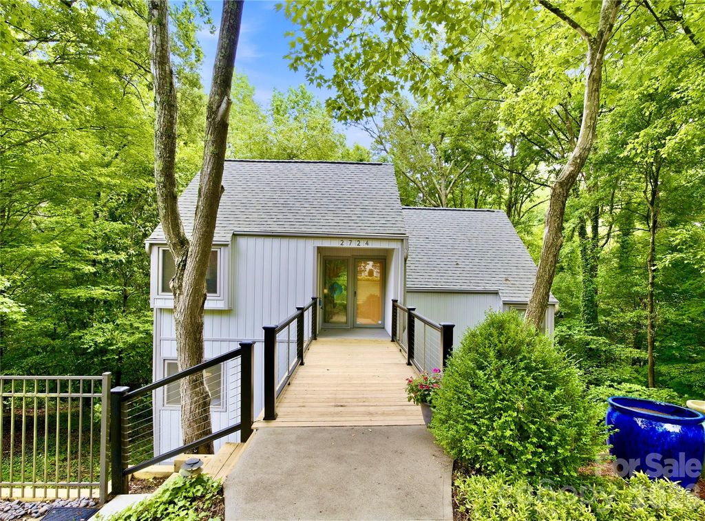 2724 Huntingtowne Farms Lane, Charlotte, NC 28210
