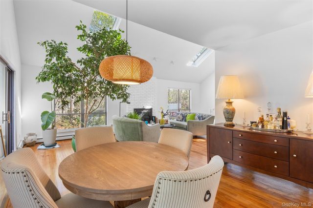 37 Blue Jay Way, East Hampton, NY 11937