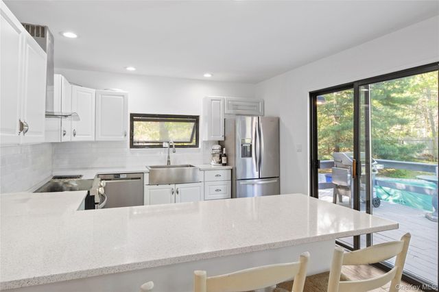 37 Blue Jay Way, East Hampton, NY 11937