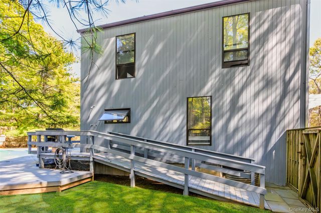 37 Blue Jay Way, East Hampton, NY 11937