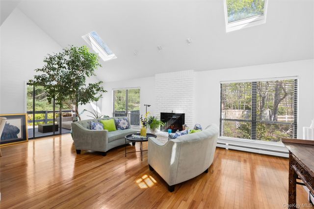 37 Blue Jay Way, East Hampton, NY 11937
