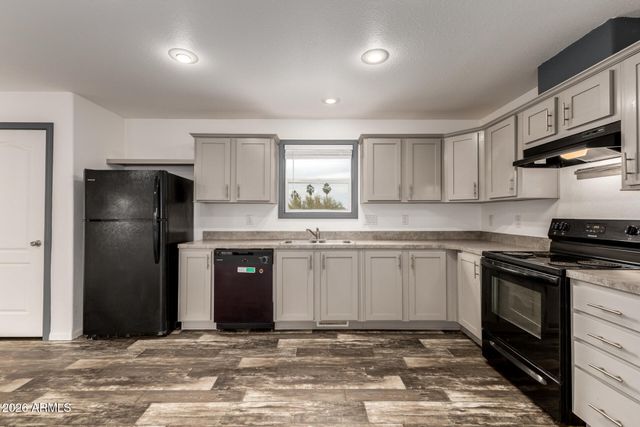 511 W CLAESSENS Drive, Morristown, AZ 85342