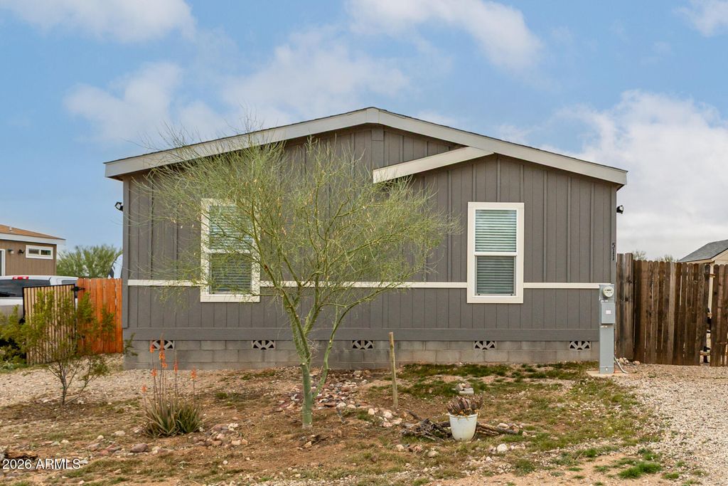 511 W CLAESSENS Drive, Morristown, AZ 85342