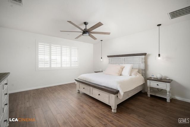 15500 Cole Brook Court, Bakersfield, CA 93314