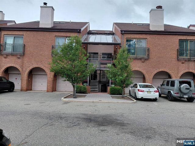 10 Sandburg Court, Teaneck, NJ 07666