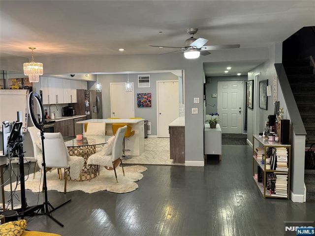 10 Sandburg Court, Teaneck, NJ 07666