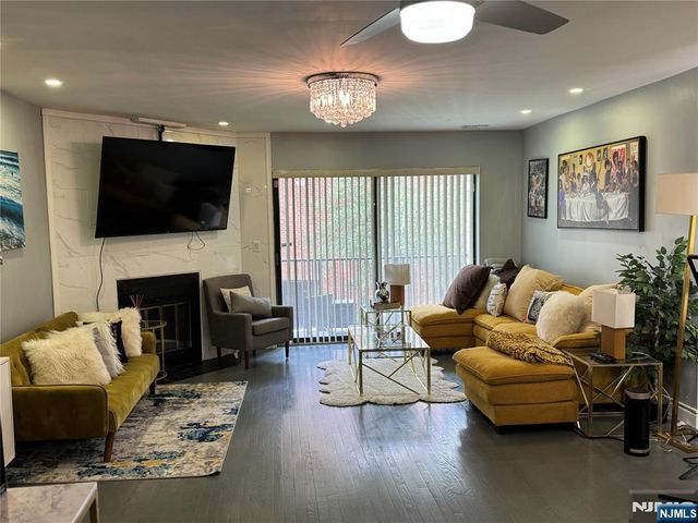 10 Sandburg Court, Teaneck, NJ 07666