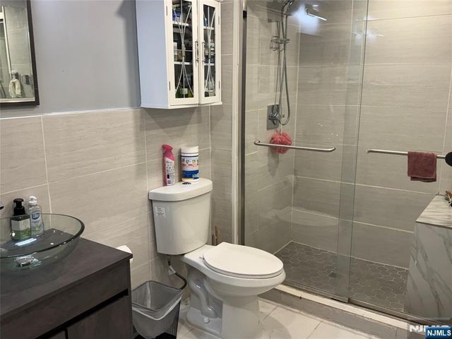 10 Sandburg Court, Teaneck, NJ 07666