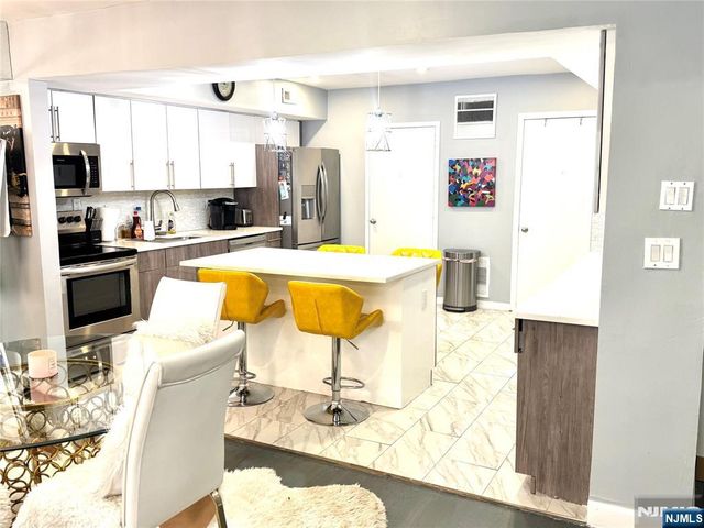 10 Sandburg Court, Teaneck, NJ 07666