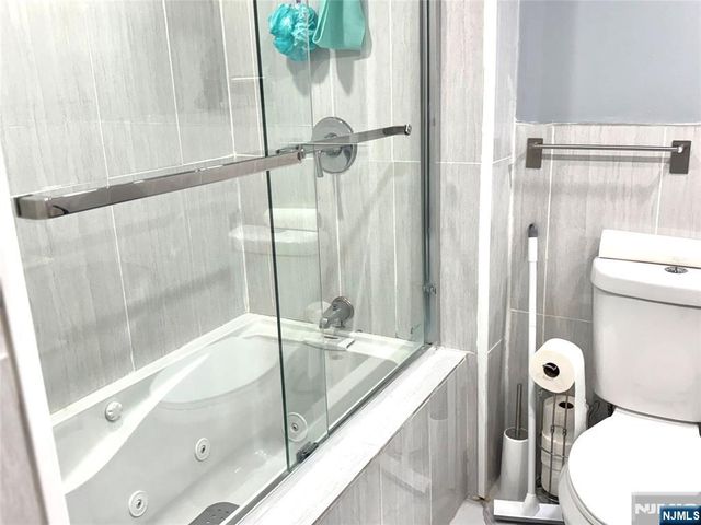 10 Sandburg Court, Teaneck, NJ 07666