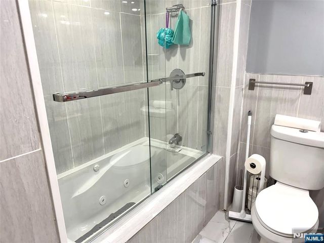 10 Sandburg Court, Teaneck, NJ 07666