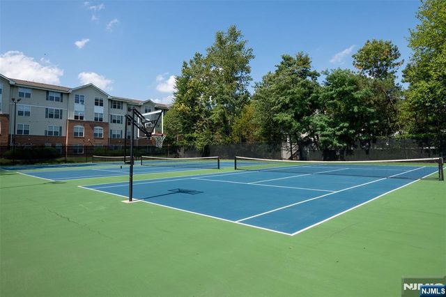 10 Sandburg Court, Teaneck, NJ 07666