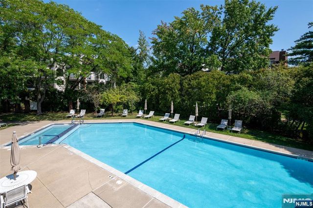 10 Sandburg Court, Teaneck, NJ 07666
