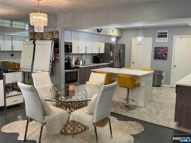 10 Sandburg Court, Teaneck, NJ 07666
