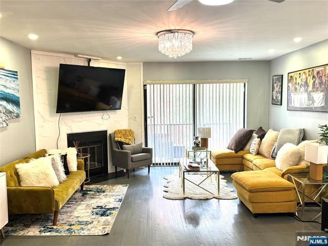 10 Sandburg Court, Teaneck, NJ 07666