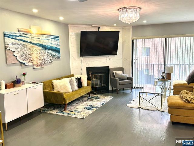 10 Sandburg Court, Teaneck, NJ 07666