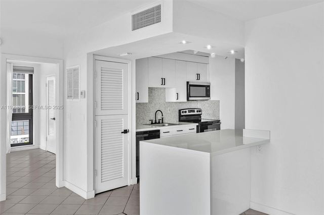 9800 W Bay Harbor Dr 403, Bay Harbor Islands, FL 33154