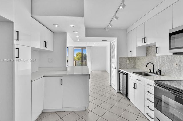 9800 W Bay Harbor Dr 403, Bay Harbor Islands, FL 33154