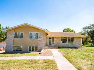 8000 S 68th STREET, Franklin, WI 53132
