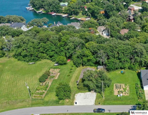 1916 Beaver Lake Boulevard, Plattsmouth, NE 68048