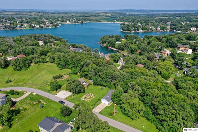1916 Beaver Lake Boulevard, Plattsmouth, NE 68048