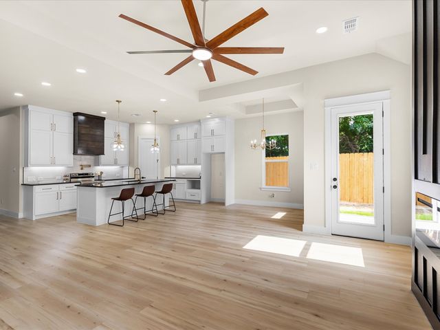 2127 Amanda Avenue, Fort Worth, TX 76105