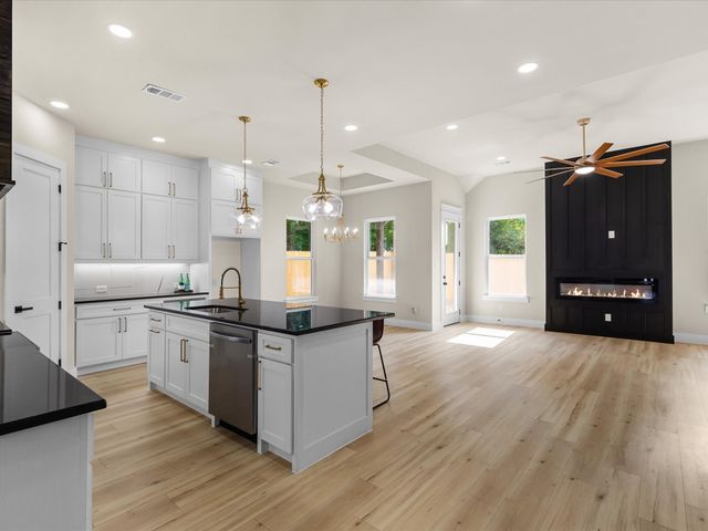 2127 Amanda Avenue, Fort Worth, TX 76105