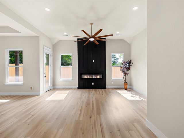 2127 Amanda Avenue, Fort Worth, TX 76105