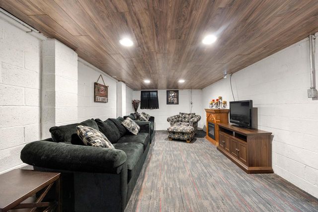 S94W14409 Groveway LANE, Muskego, WI 53150