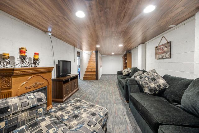 S94W14409 Groveway LANE, Muskego, WI 53150