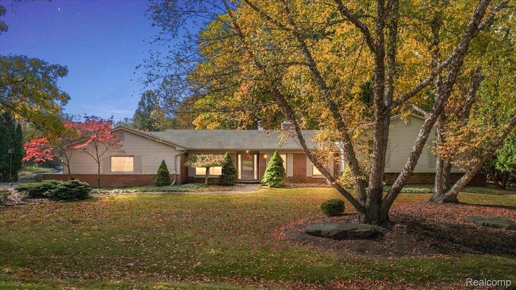 1932 Shore Hill Drive, Bloomfield Hills, MI 48302