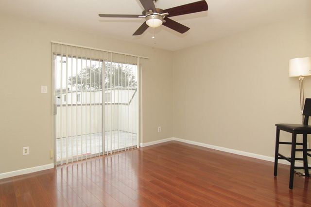 1300 Augusta Drive 32, Houston, TX 77057
