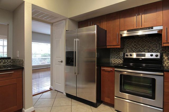 1300 Augusta Drive 32, Houston, TX 77057
