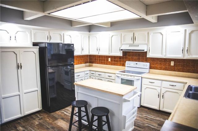 5506 NW Verlin Drive, Parkville, MO 64152