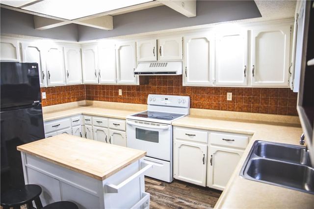 5506 NW Verlin Drive, Parkville, MO 64152