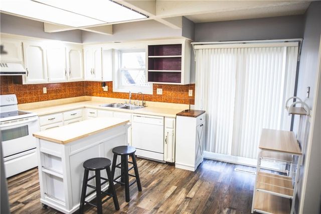 5506 NW Verlin Drive, Parkville, MO 64152