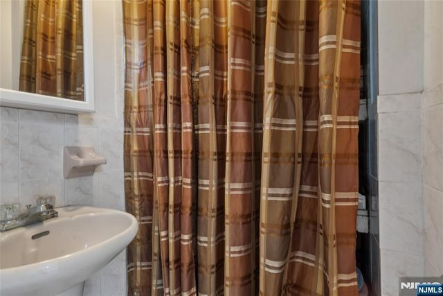 725 17th Street, Union City, NJ 07087