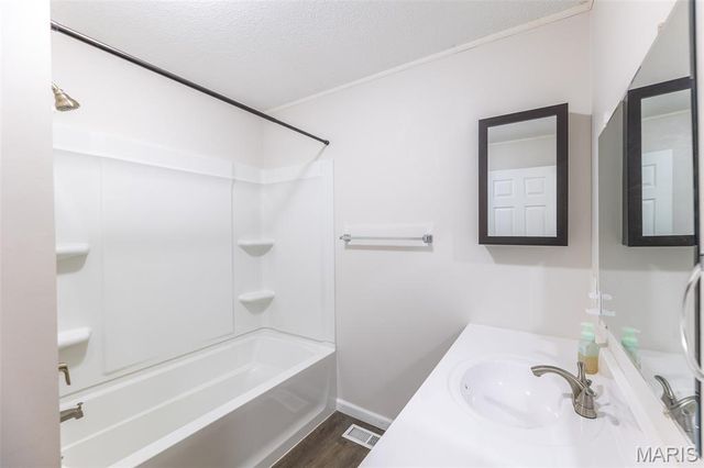 566 County Road 422, Poplar Bluff, MO 63901