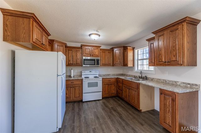 566 County Road 422, Poplar Bluff, MO 63901