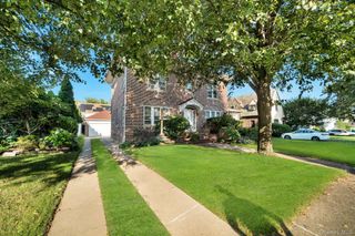 8833 195th Street, Hollis, NY 11423