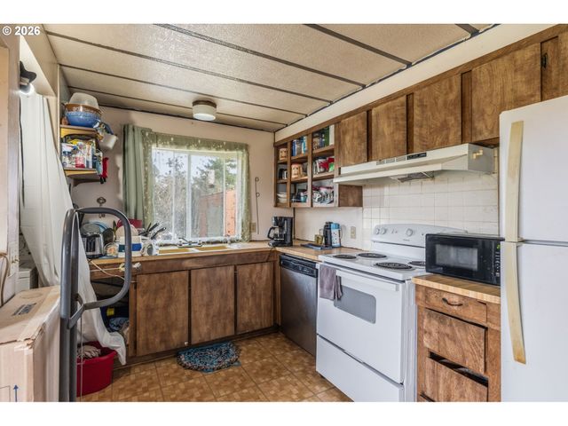 33665 HAMPTON Rd, Eugene, OR 97405