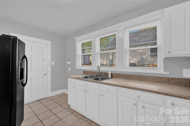 328-330 3rd Avenue SE, Hickory, NC 28602