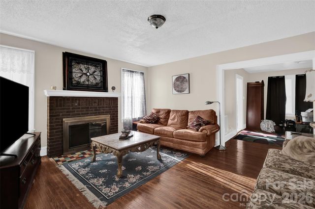 328-330 3rd Avenue SE, Hickory, NC 28602