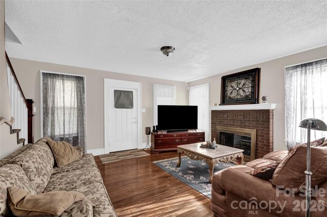 328-330 3rd Avenue SE, Hickory, NC 28602