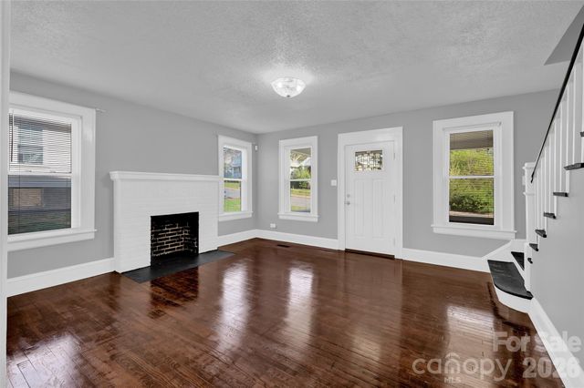 328-330 3rd Avenue SE, Hickory, NC 28602