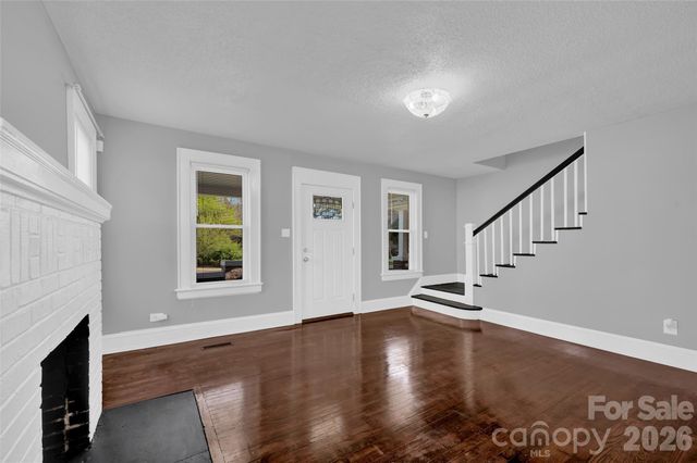328-330 3rd Avenue SE, Hickory, NC 28602